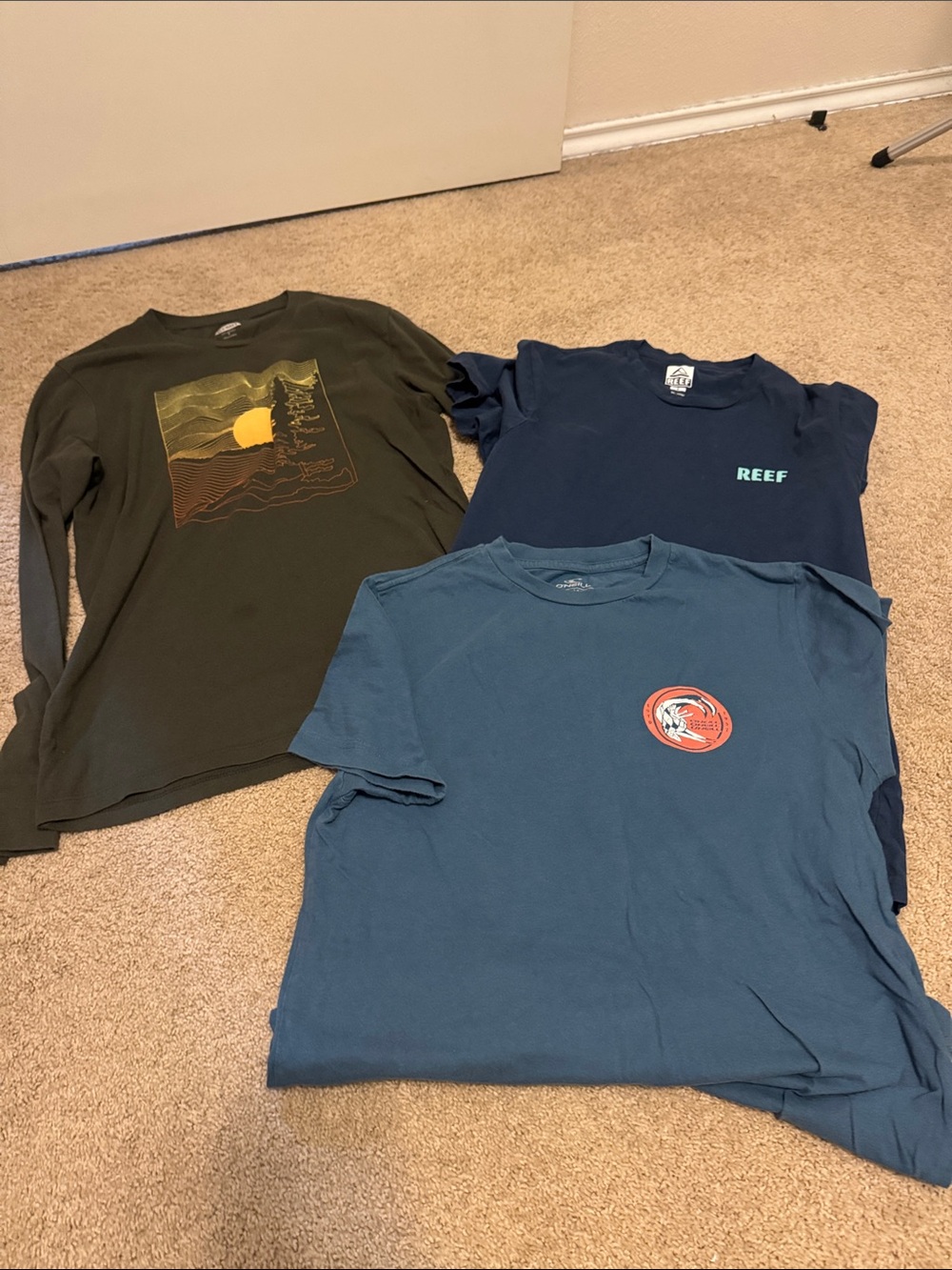 (3 shirts) Reef, o’Neill’s, Old Navy men’s shirt shirts.